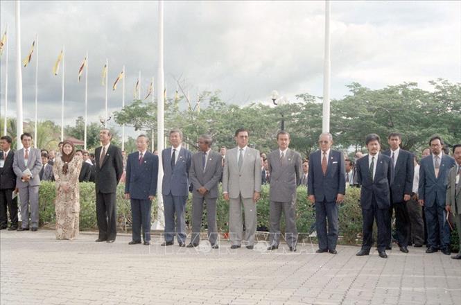 Trong ảnh: Bộ trưởng ngoại giao các nước ASEAN dự lễ kéo cờ Việt Nam tại Trung tâm Hội nghị Quốc tế ở Thủ đô Bandar Seri Begawan, chiều 28/7/1995. Ảnh: Trần Sơn – TTXVN