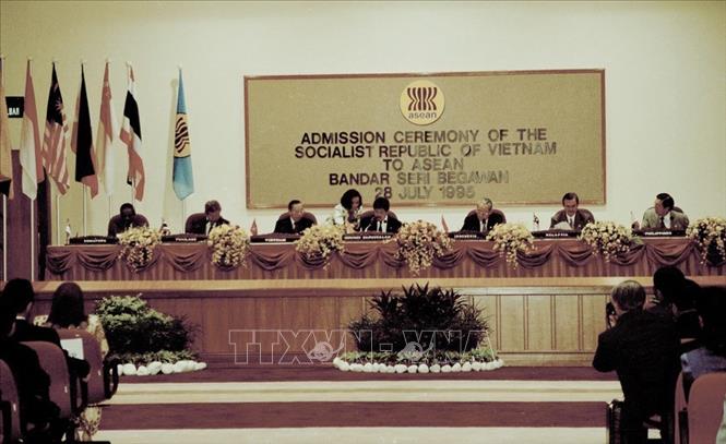 Trong ảnh: Quang cảnh Hội nghị thường niên Bộ trưởng Ngoại giao các nước ASEAN lần thứ 28, sáng 29/7/1995 với sự tham dự của Bộ trưởng Ngoại giao Việt Nam Nguyễn Mạnh Cầm với tư cách Việt Nam là thành viên chính thức thứ 7 của ASEAN. Ảnh: Trần Sơn – TTXVN