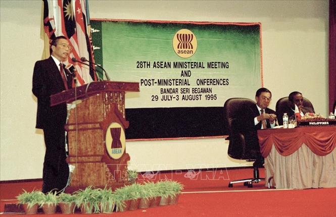 Trong ảnh: Bộ trưởng Ngoại giao Nguyễn Mạnh Cầm phát biểu tại Hội nghị thường niên Bộ trưởng Ngoại giao các nước ASEAN lần thứ 28, sáng 29/7/1995. Ảnh: Trần Sơn – TTXVN
