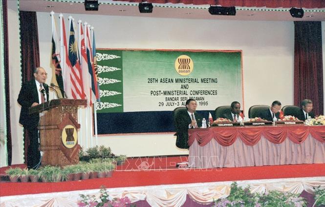 Trong ảnh: Bộ trưởng Ngoại giao Indonesia ALI ALATAS phát biểu, chào mừng Việt Nam là thành viên thứ 7 của ASEAN. Ảnh: Trần Sơn – TTXVN