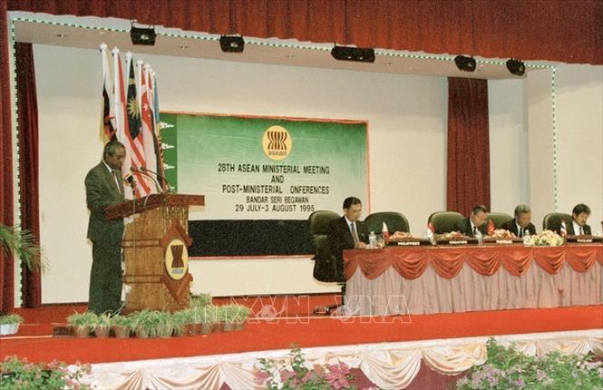 Trong ảnh: Bộ trưởng Ngoại giao Singapore S. Jayakumar phát biểu, chào mừng Việt Nam là thành viên thứ 7 ASEAN. Ảnh: Trần Sơn – TTXVN
