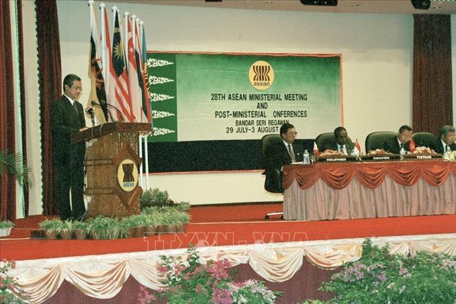 Trong ảnh: Bộ trưởng Ngoại giao Malaysia Abdullah Ahmad Badawi phát biểu, chào mừng Việt Nam là thành viên thứ 7 của ASEAN. Ảnh: Trần Sơn – TTXVN