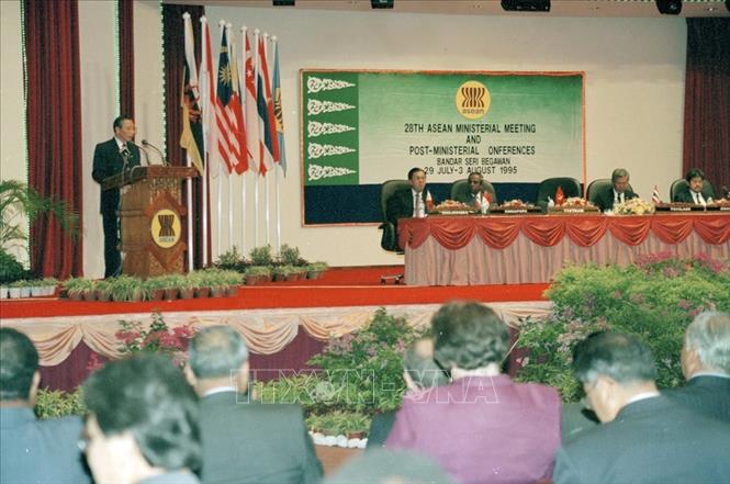 Trong ảnh: Bộ trưởng ngoại giao Nguyễn Mạnh Cầm phát biểu tại Hội nghị thường niên Bộ trưởng Ngoại giao ASEAN lần thứ 28, sáng 29/7/1995, sau khi ký vào bản Tuyên bố kết nạp Việt Nam trở thành thành viên chính thức của ASEAN. Ảnh: Trần Sơn – TTXVN