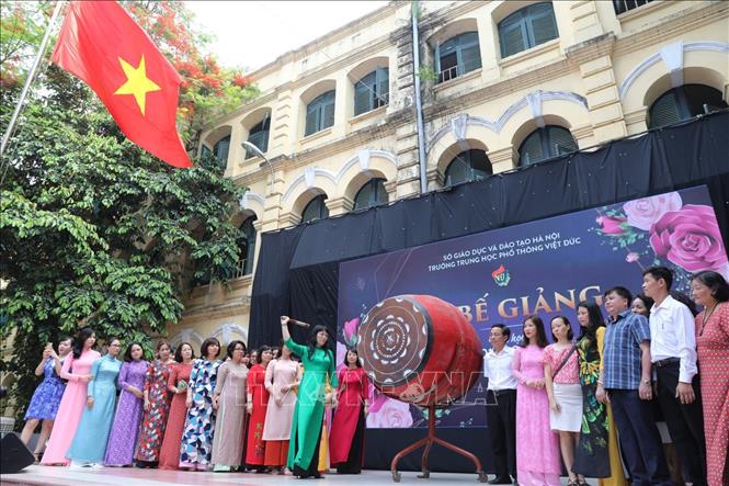 Trong ảnh: Cô giáo Hiệu trưởng trường THPT Việt Đức Nguyễn Bội Quỳnh đánh hồi trống chia tay các học sinh khối 12. Ảnh: Thành Đạt - TTXVN