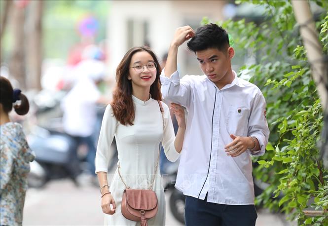 Trong ảnh: Từ 7h sáng, các bạn học sinh tập trung đông đủ để cùng chia sẻ những ngày cuối cùng tại ngôi trường cấp 3 thân thương. Ảnh: Thành Đạt - TTXVN