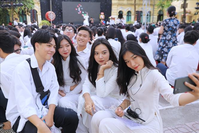 Trong ảnh: Tất cả đều muốn lưu giữ những khoảnh khắc đáng nhớ này bên bạn bè và thầy cô. Ảnh: Thành Đạt - TTXVN