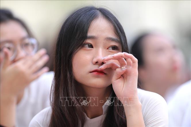 Trong ảnh: Nhiều bạn không kìm được nước mắt trong khoảnh khắc cuối cùng của đời học sinh. Ảnh: Thành Đạt - TTXVN
