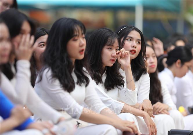 Trong ảnh: Khác với hình ảnh tươi vui, nghịch ngợm hàng ngày, hôm nay, các nữ sinh lớp 12 dường như ưu tư hơn trong phút chia tay. Ảnh: Thành Đạt - TTXVN