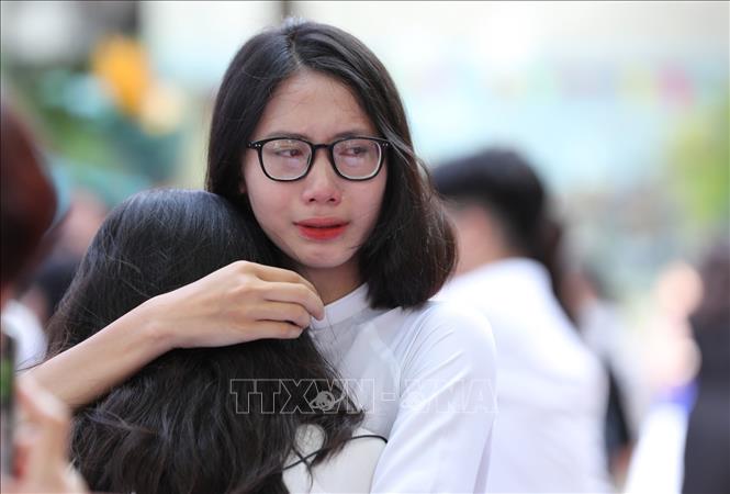 Trong ảnh: Những cái ôm thật chặt, những giọt nước mắt đã rơi trong ngày chia tay của các nữ sinh trường THPT Việt Đức. Ảnh: Thành Đạt - TTXVN