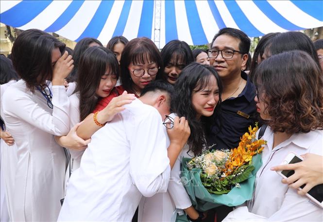 Trong ảnh: Tất cả đều muốn lưu giữ những khoảnh khắc đáng nhớ này bên bạn bè và thầy cô. Ảnh: Thành Đạt - TTXVN