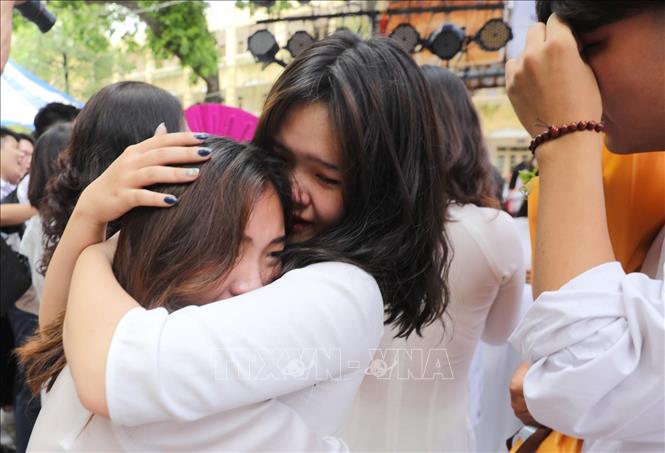 Trong ảnh: Những cái ôm thật chặt, những giọt nước mắt đã rơi trong ngày chia tay của các nữ sinh lớp 12 trường THPT Việt Đức. Ảnh: Thành Đạt - TTXVN