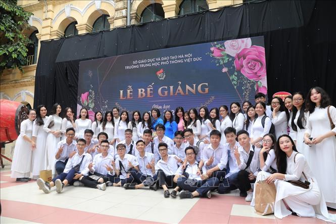 Trong ảnh: Những khoảnh khắc lưu luyến với mái trường THPT Việt Đức. Ảnh: Thành Đạt - TTXVN