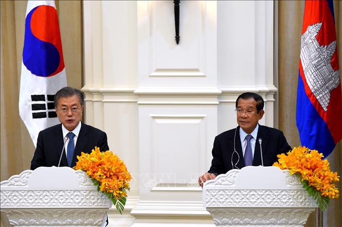 Trong ảnh (tư liệu): Tổng thống Hàn Quốc Moon Jae-in (trái) và Thủ tướng Campuchia Samdec Techo Hun Sen (phải) tại cuộc gặp ở Phnom Penh ngày 15/3/2019. Ảnh: AFP/TTXVN