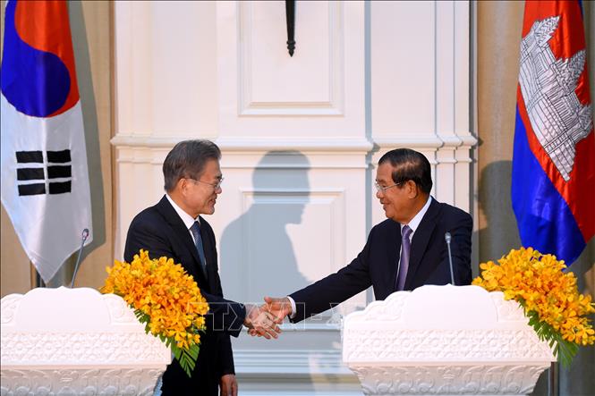 Trong ảnh (tư liệu): Tổng thống Hàn Quốc Moon Jae-in (trái) và Thủ tướng Campuchia Samdec Techo Hun Sen (phải) tại cuộc gặp ở Phnom Penh ngày 15/3/2019. Ảnh: AFP/TTXVN