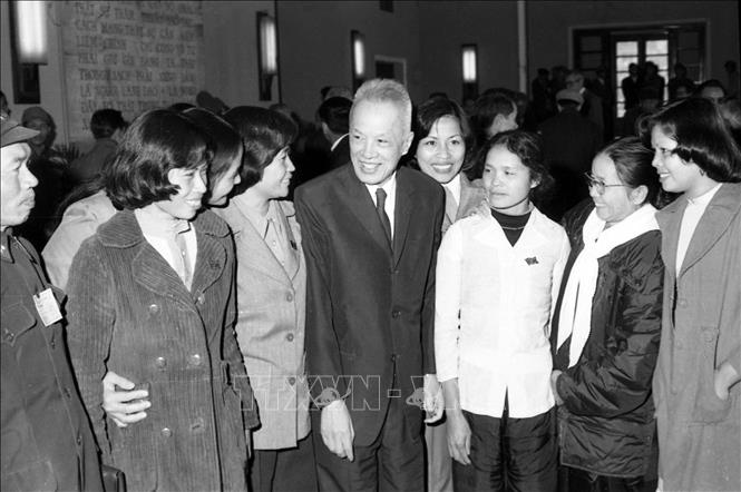 Trong ảnh: Chủ tịch Quốc hội Nguyễn Hữu Thọ với các đại biểu dự kỳ họp thứ 2, Quốc hội khoá VII (12/1981). Ảnh: Kim Hùng - TTXVN