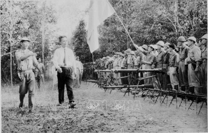 Trong ảnh: Luật sư Nguyễn Hữu Thọ, Chủ tịch Đoàn Chủ tịch Ủy ban Trung ương Mặt trận Dân tộc giải phóng miền Nam Việt Nam (MTDTGPMNVN) duyệt một đơn vị danh dự của các lực lượng vũ trang giải phóng miền Nam Việt Nam, tại Đại hội lần thứ nhất của MTDTGPMNVN (2/1962). Ảnh: TTXGP
