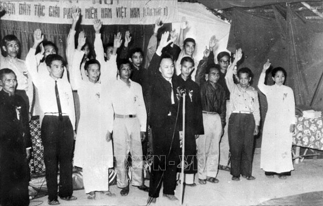 Trong ảnh: Ủy ban Trung ương chính thức của Mặt trận Dân tộc giải phóng miền Nam Việt Nam (MTDTGPMNVN) được Đại hội MTDTGPMNVN lần thứ nhất bầu ra đang tuyên thệ truớc Đại hội (2/1962). Ảnh: TTXGP