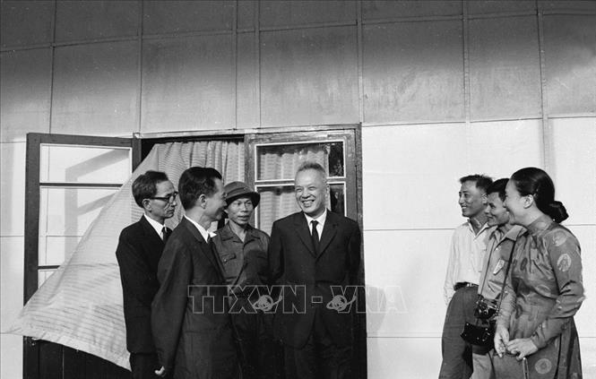 Trong ảnh: Chủ tịch Nguyễn Hữu Thọ và Bộ trưởng Nguyễn Thị Bình nói chuyện thân mật với cán bộ Ty An ninh Quảng Trị. Ảnh: TTXVN