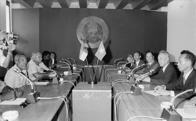 Trong ảnh: Ngày 12/9/1978, Phó Chủ tịch nước Nguyễn Hữu Thọ hội đàm với Chủ tịch Hội đồng Nhà nước Cộng hòa Guinea-Bissau Luis Cabral. Ảnh: Minh Đạo – TTXVN