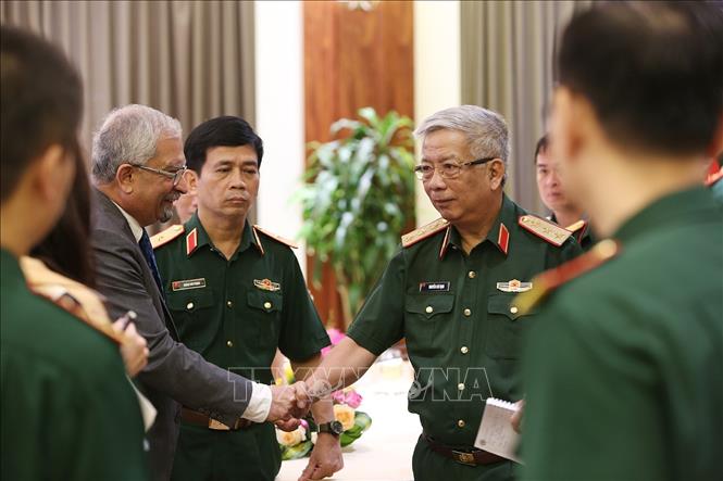 Trong ảnh: Thượng tướng Nguyễn Chí Vịnh, Thứ trưởng Bộ Quốc phòng trao đổi với các đại biểu. Ảnh: Dương Giang - TTXVN