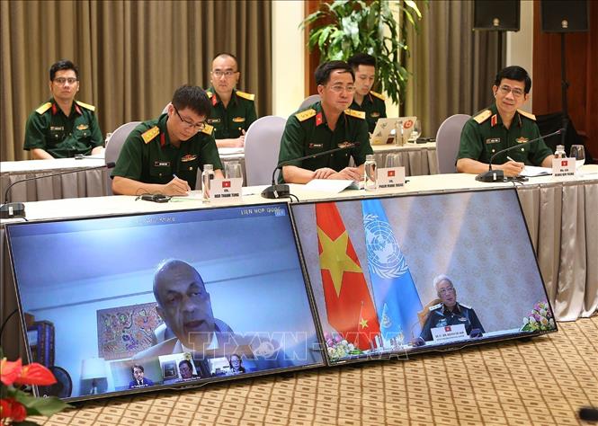 Trong ảnh: Thành viên đoàn quân sự Việt Nam tham dự hội đàm trực tuyến tại điểm cầu Hà Nội. Ảnh: Dương Giang - TTXVN