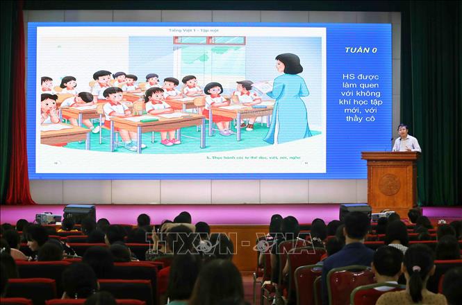 Trong ảnh: Các cán bộ, giáo viên được chuyên gia của Nhà Xuất bản Giáo dục Việt Nam hướng dẫn về cấu trúc sách giáo khoa, học liệu bổ trợ của bộ sách. Ảnh: Thanh Tùng-TTXVN