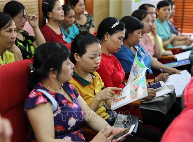 Trong ảnh: Các cán bộ, giáo viên được chuyên gia của Nhà Xuất bản Giáo dục Việt Nam hướng dẫn về cấu trúc sách giáo khoa, học liệu bổ trợ của bộ sách. Ảnh: Thanh Tùng-TTXVN
