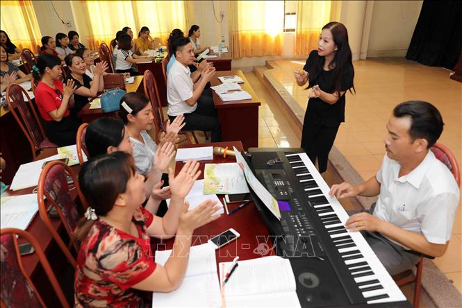 Trong ảnh: Tại các buổi tập huấn, các giáo viên có thể đối thoại trực tiếp với các chủ biên để được giải đáp thắc mắc chung quanh việc triển khai sách giáo khoa mới, đồng thời tham khảo sách điện tử, học liệu bổ trợ, video bài giảng mẫu và các tài liệu tập huấn khác tại nhà. Ảnh: Thanh Tùng-TTXVN