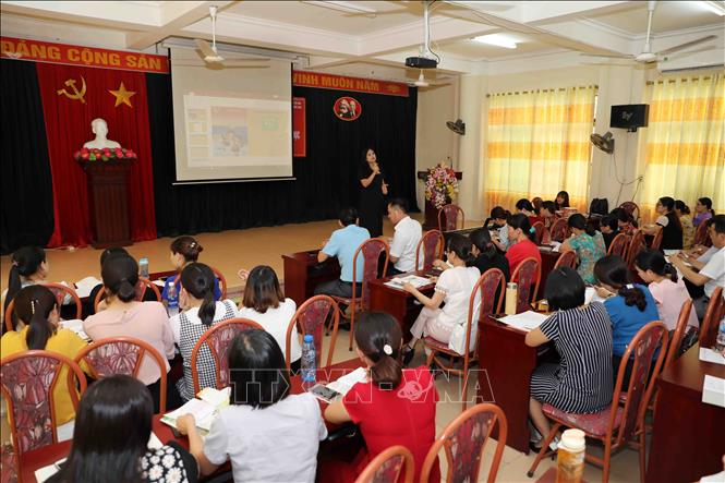 Trong ảnh: NXB Giáo dục Việt Nam đang tích cực phối hợp cùng Sở Giáo dục và Đào tạo các tỉnh, thành phố triển khai tập huấn cách sử dụng SGK lớp 1 mới trong quá trình dạy-học cho giáo viên trên toàn quốc theo đúng tiến độ. Ảnh: Thanh Tùng-TTXVN