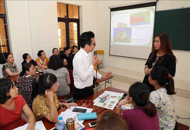 Trong ảnh: Tại các buổi tập huấn, các giáo viên có thể đối thoại trực tiếp với các chủ biên để được giải đáp thắc mắc chung quanh việc triển khai sách giáo khoa mới, đồng thời tham khảo sách điện tử, học liệu bổ trợ, video bài giảng mẫu và các tài liệu tập huấn khác tại nhà. Ảnh: Thanh Tùng-TTXVN