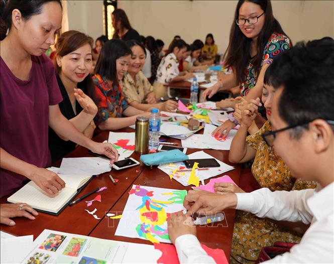 Trong ảnh: Tại các buổi tập huấn, các giáo viên có thể đối thoại trực tiếp với các chủ biên để được giải đáp thắc mắc chung quanh việc triển khai sách giáo khoa mới, đồng thời tham khảo sách điện tử, học liệu bổ trợ, video bài giảng mẫu và các tài liệu tập huấn khác tại nhà. Ảnh: Thanh Tùng-TTXVN