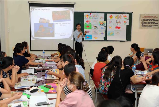 Trong ảnh: Cán bộ, giáo viên các trường tiểu học tại Hải Phòng được chuyên gia của Nhà Xuất bản Giáo dục Việt Nam tập huấn sử dụng sách giáo khoa lớp 1. Ảnh: Thanh Tùng-TTXVN