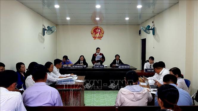 Trong ảnh: Hội đồng xét xử tuyên đọc bản án. Ảnh: Thành Chung - TTXVN