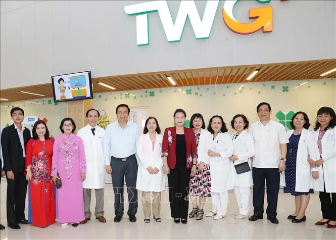 Trong ảnh: Chủ tịch Quốc hội Nguyễn Thị Kim Ngân với cán bộ, y bác sĩ của Bệnh viện sản nhi TWG Long An. Ảnh: Trọng Đức - TTXVN