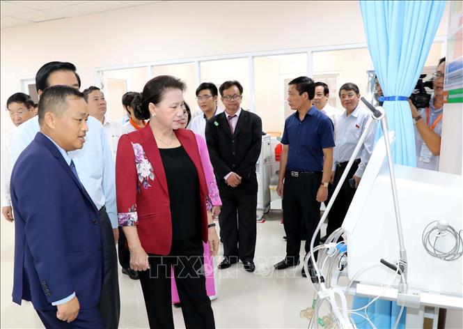 Trong ảnh: Chủ tịch Quốc hội Nguyễn Thị Kim Ngân thăm các khoa chức năng của Bệnh viện sản nhi TWG Long An. Ảnh: Trọng Đức - TTXVN