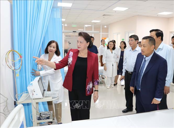 Trong ảnh: Chủ tịch Quốc hội Nguyễn Thị Kim Ngân thăm các khoa chức năng của Bệnh viện sản nhi TWG Long An. Ảnh: Trọng Đức - TTXVN