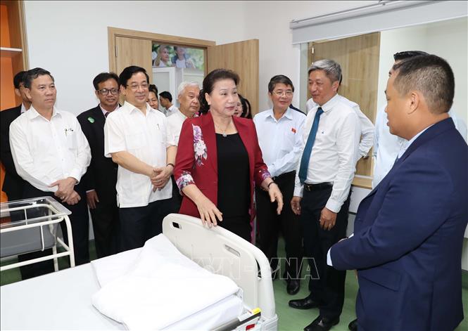 Trong ảnh: Chủ tịch Quốc hội Nguyễn Thị Kim Ngân thăm các khoa chức năng của Bệnh viện sản nhi TWG Long An. Ảnh: Trọng Đức - TTXVN