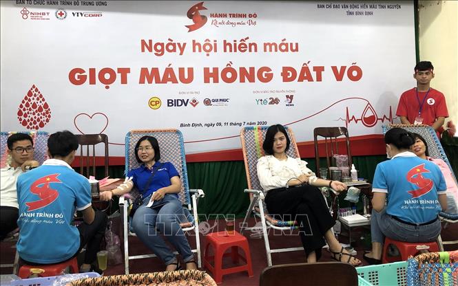 Trong ảnh: Đoàn viên, thanh niên thành phố Quy Nhơn tham gia hiến máu tình nguyện. Ảnh: Nguyên Linh - TTXVN