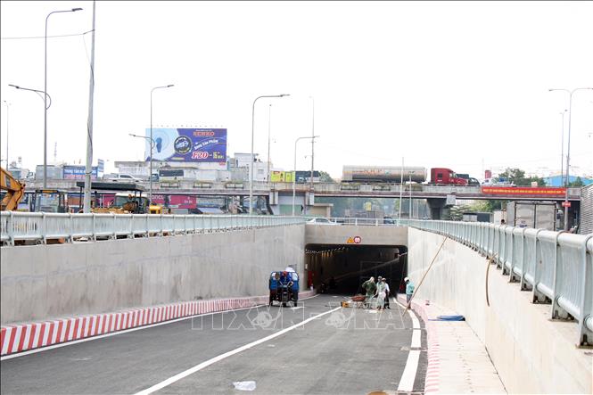 Trong ảnh: Khi đưa vào khai thác cả 2 nhánh hầm, khu vực này sẽ trở thành nút giao 3 tầng với cầu vượt trên Quốc lộ 1, hầm chui nối Quốc lộ 22 với đường Trường Chinh và tầng mặt đường có đảo tròn trung tâm. Ảnh: Tiến Lực – TTXVN