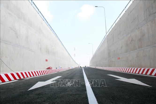 Trong ảnh: Mặt đường trong các đốt hầm kín Nhánh N2 đã được hoàn thiện, sẵn sàng cho xe thông vào sáng 15/7. Ảnh: Tiến Lực – TTXVN