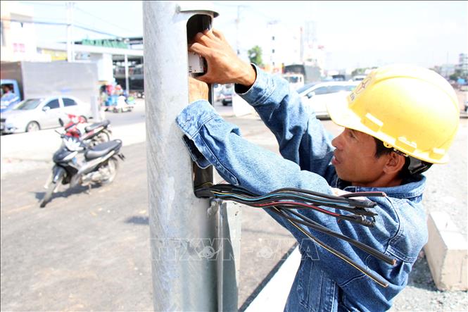 Trong ảnh: Đây là trụ đèn cuối cùng được kết nối, qua đó hoàn thiện hệ thống chiếu sáng Nhánh N2. Ảnh: Tiến Lực – TTXVN