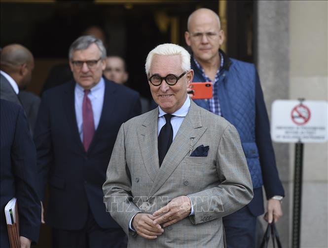 Trong ảnh (tư liệu): Cựu cố vấn của Tổng thống Mỹ, ông Roger Stone rời khỏi tòa án ở Washington DC., ngày 14/3/2019. Ảnh: AFP/TTXVN
