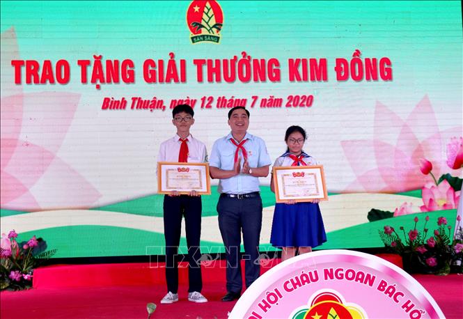 Trong ảnh: Trao Giải thưởng Kim Đồng cho cán bộ chỉ huy Đội và đội viên đạt thành tích xuất sắc trong công tác Đội và đạt kết quả cao trong học tập. Ảnh: Nguyễn Thanh - TTXVN