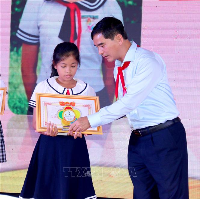 Trong ảnh: Tuyên dương các gương điển hình Cháu ngoan Bác Hồ. Ảnh: Nguyễn Thanh - TTXVN