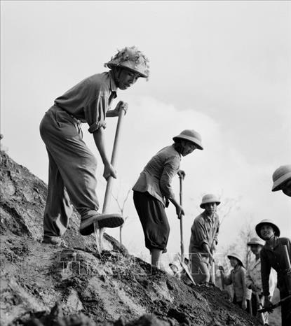 Trong ảnh: Chiến sĩ tiểu đội 1 TNXP khẩn trương làm đường ở một địa điểm xung yếu trên tuyến đường Trường Sơn. Ảnh: Văn Bảo – TTXVN