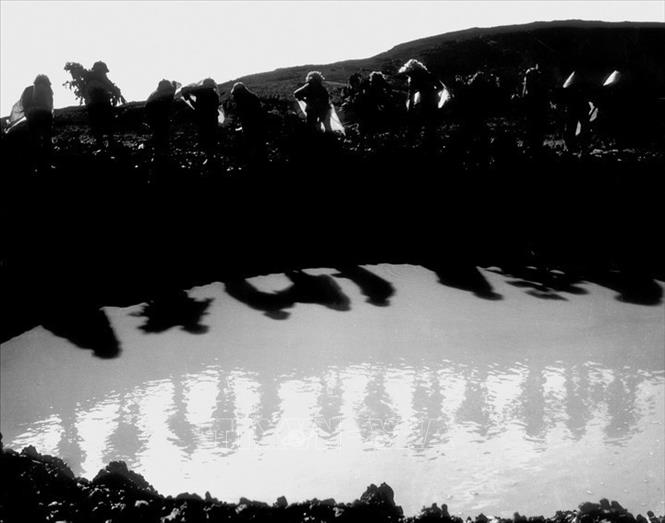 Trong ảnh: Tiểu đội 10 cô gái Ngã ba Đồng Lộc (Hà Tĩnh) trong kháng chiến chống Mỹ, cứu nước. Ảnh: Văn Sắc - TTXVN