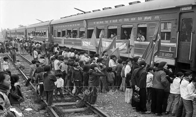 Trong ảnh: Tiễn đưa các TNXP lên đường ra tiền tuyến trong kháng chiến chống Mỹ, cứu nước. Ảnh: TTXVN