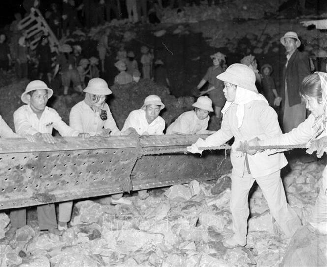 Trong ảnh: TNXP đơn vị 702-703 phục vụ trên tuyến đường X. Hải Phòng đã dũng cảm khắc phục những khó khăn do địch gây ra, luôn đảm bảo giao thông thông suốt liên tục (1/1968). Ảnh: Minh Trường – TTXVN 