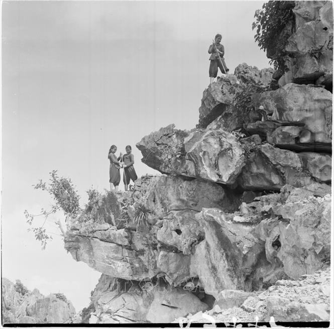 Trong ảnh: TNXP phá đá, mở đường xây dựng đường Trường Sơn. Ảnh: TTXVN