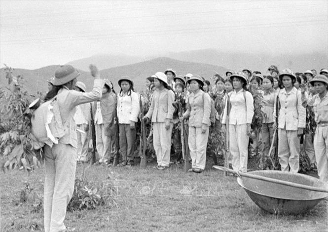 Trong ảnh: TNXP hăng hái quyết tâm hoàn thành nhiệm vụ. Ảnh: TTXVN